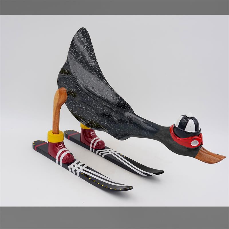 Canard "Finn" - grand, penché en avant, gris foncé avec des skis