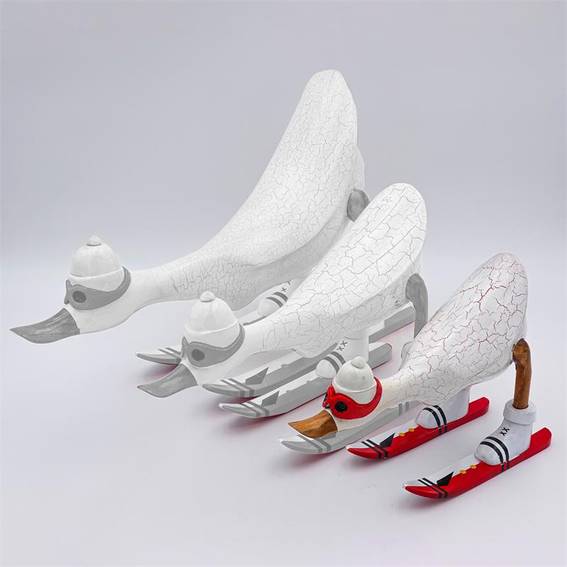 Canard "Dominik" - petit, penché en avant, blanc avec des skis
