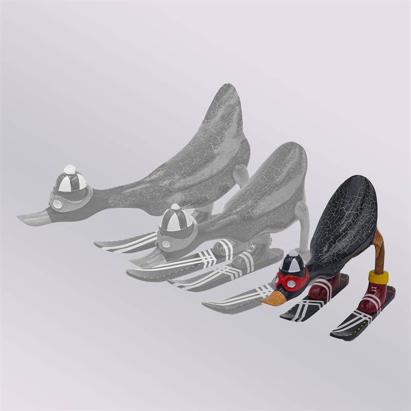 Canard "Fabian" - petit, penché en avant, gris foncé avec des skis