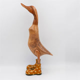 Canard « Bertha » énorme, brun, dressé, doré avec des fleurs